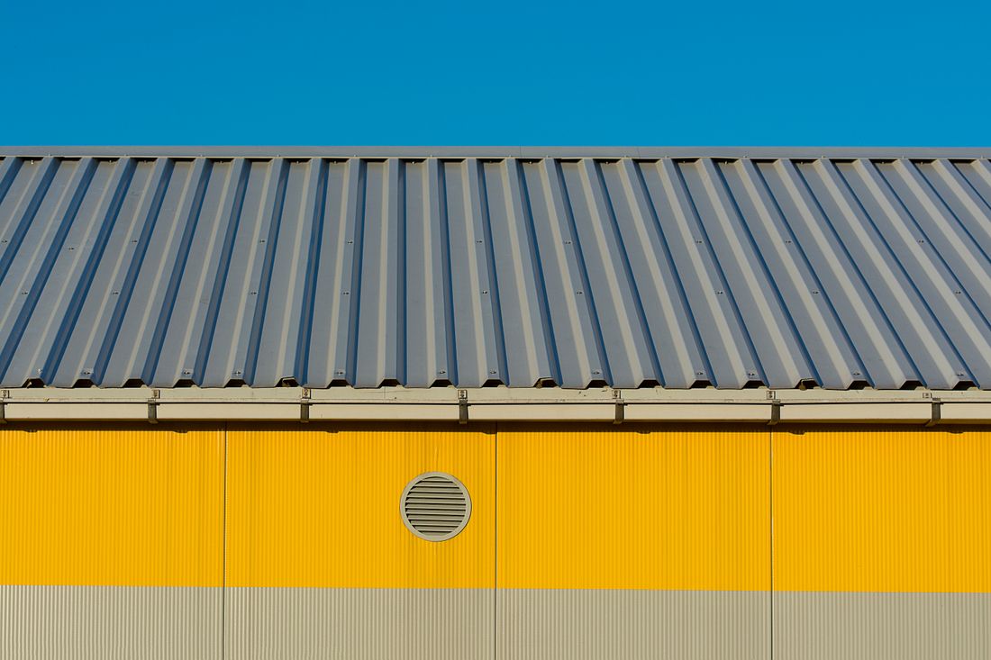 Telhado metálico e de painel sandwich em edifício industrial