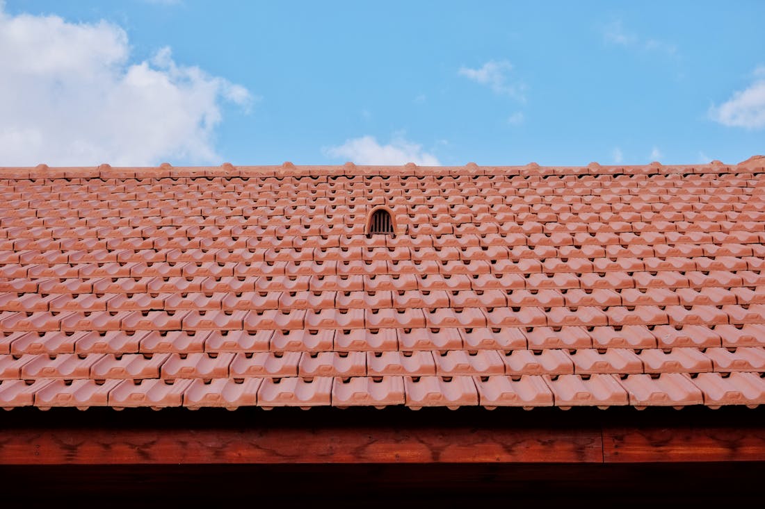 Telhado de telha cerâmica sob céu azul